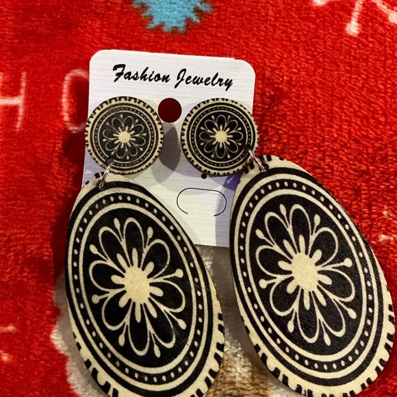 Earrings - Picture 3 of 5